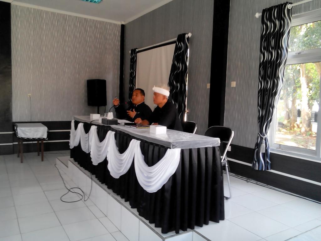 KecCibatu's tweet photo. Sosialisasi Peraturan Perundang2an oleh bag hukum kpd aparat kec, kades, tua bamusdes  @DediMulyadi71 @HumasPWK https://t.co/XZhexqOGhu