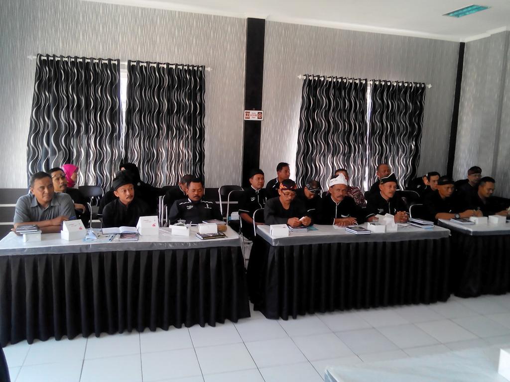 KecCibatu's tweet photo. Sosialisasi Peraturan Perundang2an oleh bag hukum kpd aparat kec, kades, tua bamusdes  @DediMulyadi71 @HumasPWK https://t.co/XZhexqOGhu