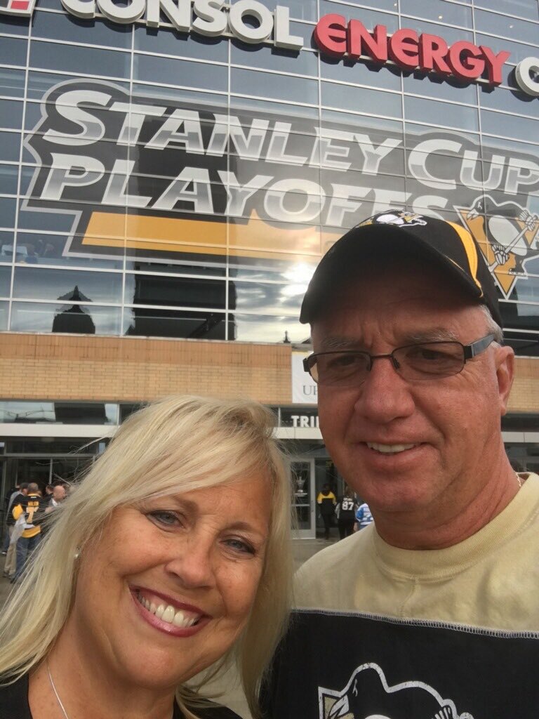 jordandiesel's tweet photo. So jealous of my parents at this game right now! Thanks for all of the pictures😒😣🐧💛 #LGP #pens #PensCaps https://t.co/KFnUGk614T