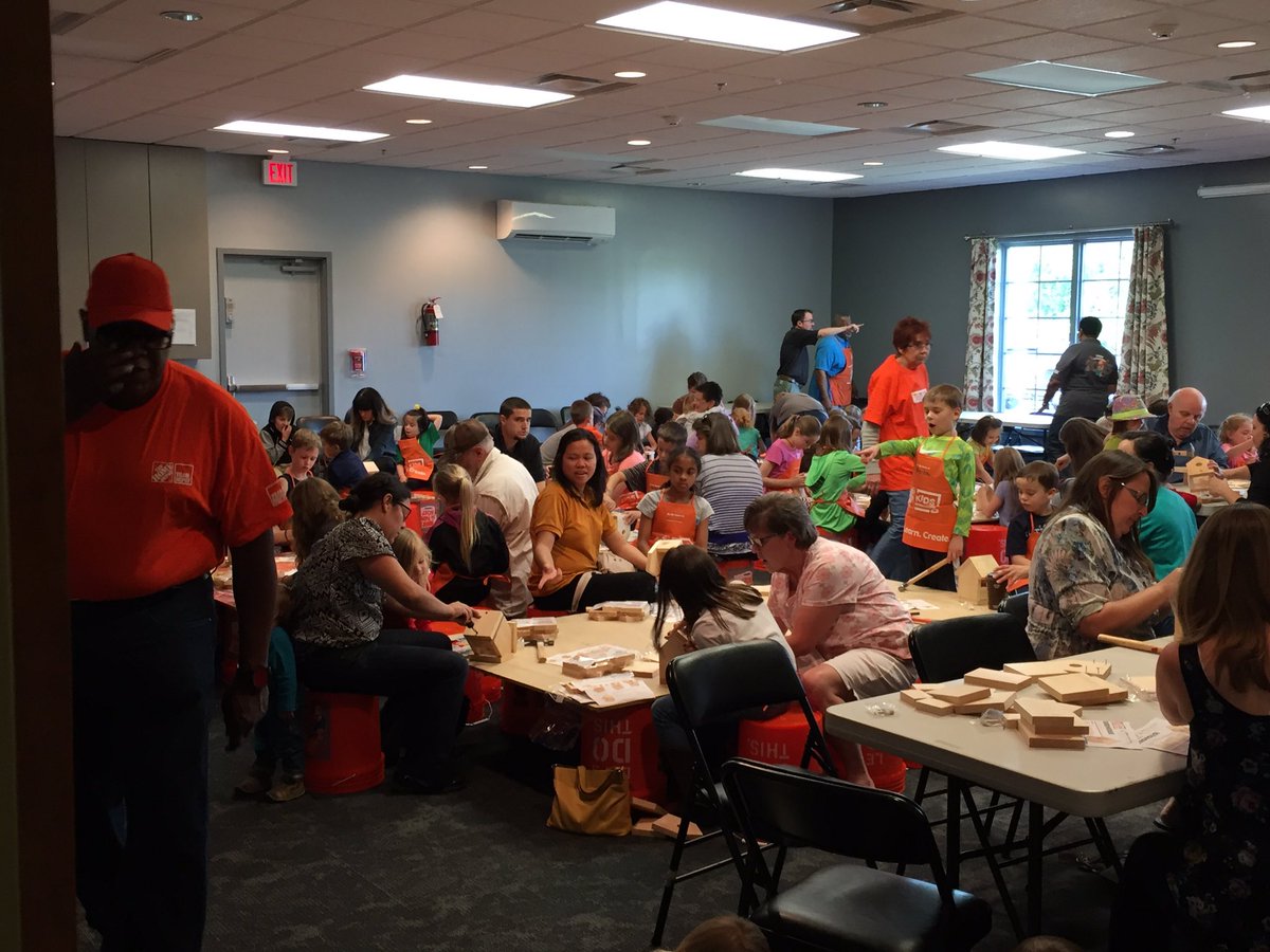 ZacharyLintner's tweet photo. Having fun @ the library #givingback #creatingstrongrelationships #d120dynasty @SheaKing75 @LisaAdamsTHD @tjtthd https://t.co/3oT67ZDBtx