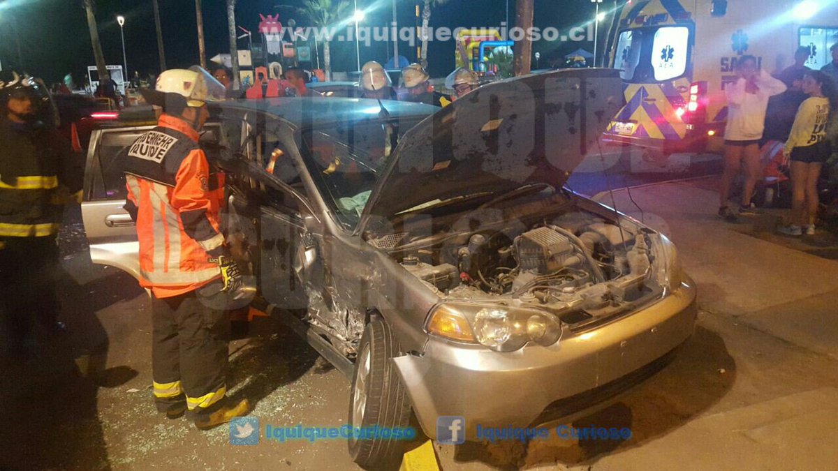 IquiqueCurioso's tweet photo. Colisión de alta energía en Av. Arturo Prat Con Sagasca, deja alo menos 3 lesionados ABC en el lugar. #Iquique https://t.co/gpAmhhFsGH