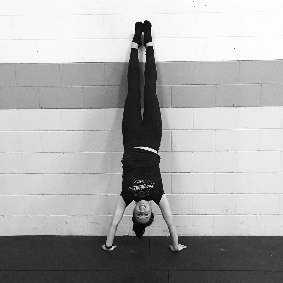 iamdanihubner's tweet photo. Just hanging out in a wall-supported #handstand pose for Day 4 of #FlowYourOwnWay #yoga challenge 💁🏽😄 https://t.co/ERgLYtk8gF