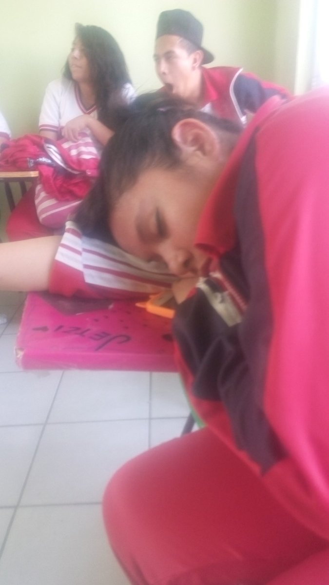 borrachitodtf's tweet photo. Cuando se quedan dormidos en clases
#diasaburridos https://t.co/PEgW3rqaHl