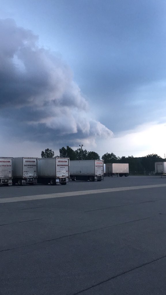 michael_deck_4's tweet photo. Storms rolling into pinson @spann https://t.co/H5YLcyiBZc