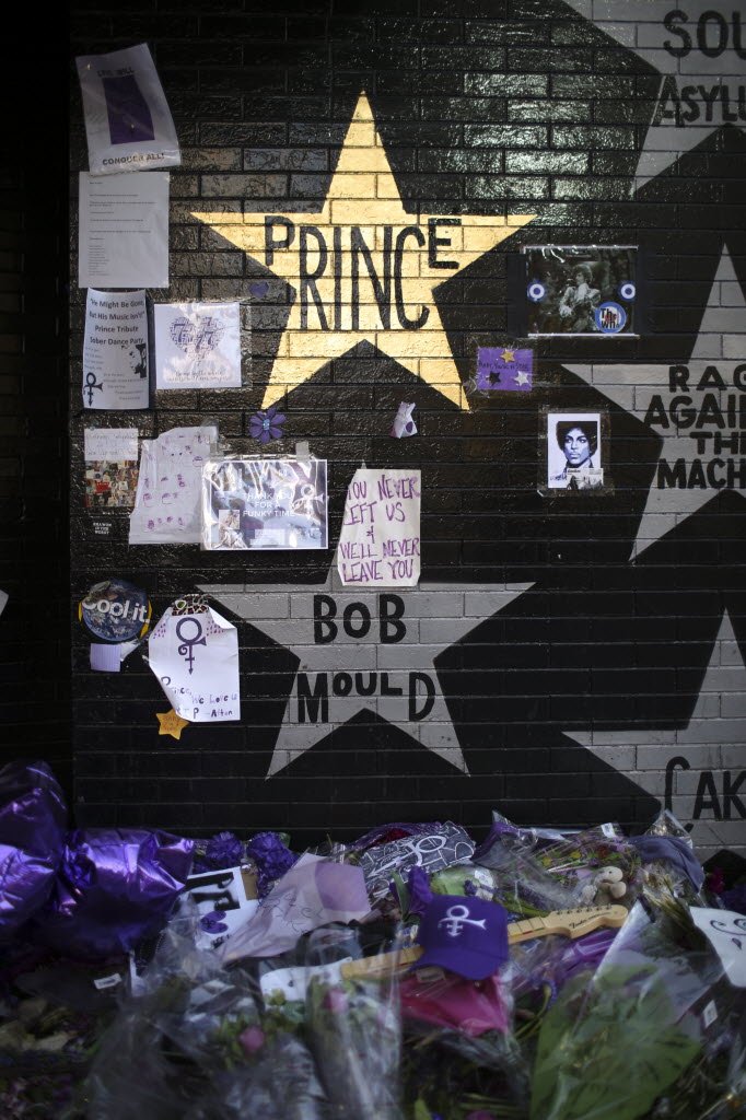 StarTribune's tweet photo. The scene from First Avenue, where Prince's star was painted gold overnight. Photos by @fromjefferson #RIPPrince https://t.co/G0HeswXBt5