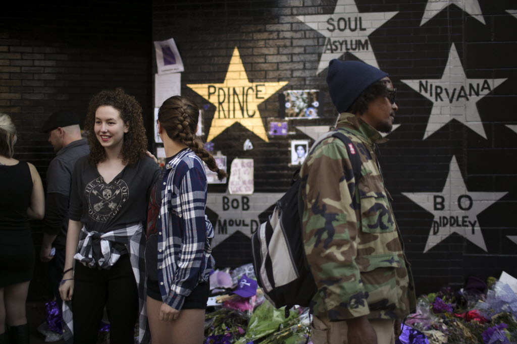 StarTribune's tweet photo. The scene from First Avenue, where Prince's star was painted gold overnight. Photos by @fromjefferson #RIPPrince https://t.co/G0HeswXBt5