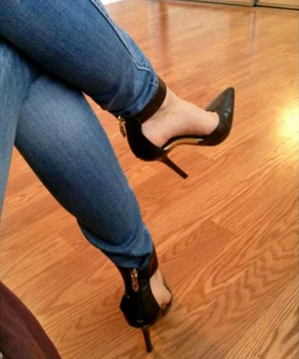 FergieFootwear's tweet photo. I generally like 2 #gettothepoint.#fergie #pumps #pointyheels #pointedpumps #wednesdaywisdom https://t.co/NQfu8bhRne https://t.co/zEOrUhW5No