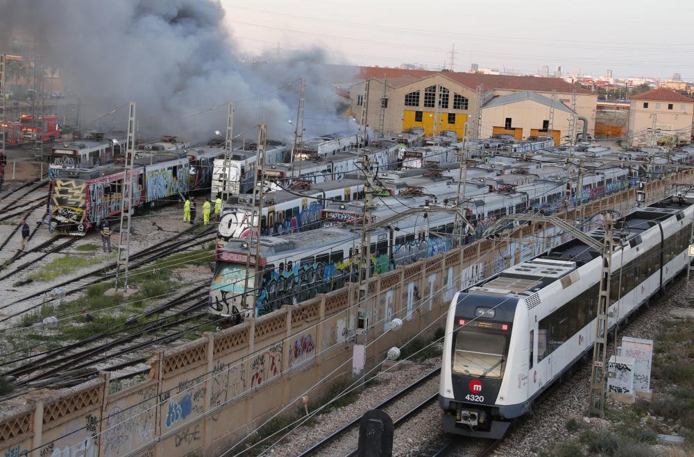 GALERÍA|Un fuego afecta a 7 trenes como los del accidente del metro en #Torrent levante-emv.com/comunitat-vale… <a href="/LaBallester/">Laura Ballester Beneyto</a>