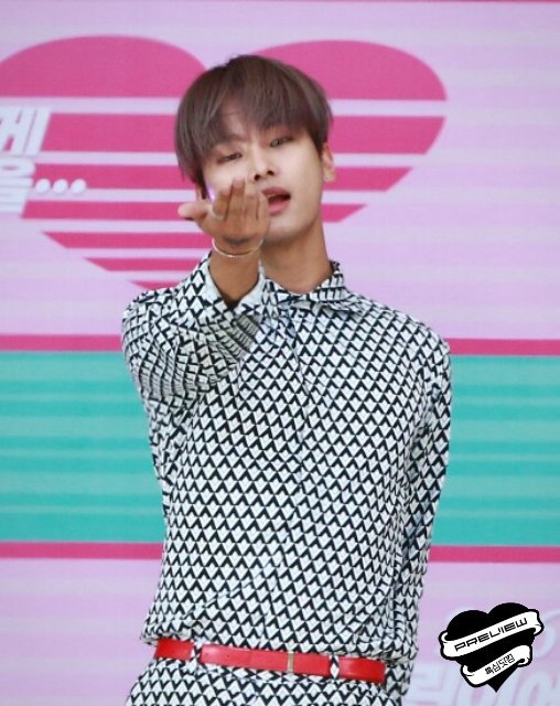 gmrtla_'s tweet photo. 160505 #빅스 어린이에게 새 생명을 #학연 프리뷰 (@CHA_NNNNN) 흑심 어린이(?)에게 새 생명을 주고 떠난 차학연 대천사님 https://t.co/xfimney64w