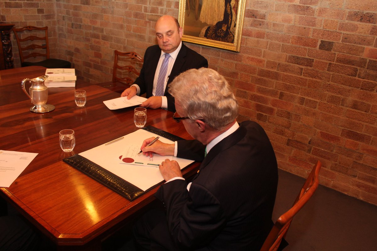 QldGovernor's tweet photo. Assent has just been granted to #QldParl Bill for 4yr fixed terms & five other Bills #qldPol https://t.co/3wt97PmngT https://t.co/OnxyV7gPTy