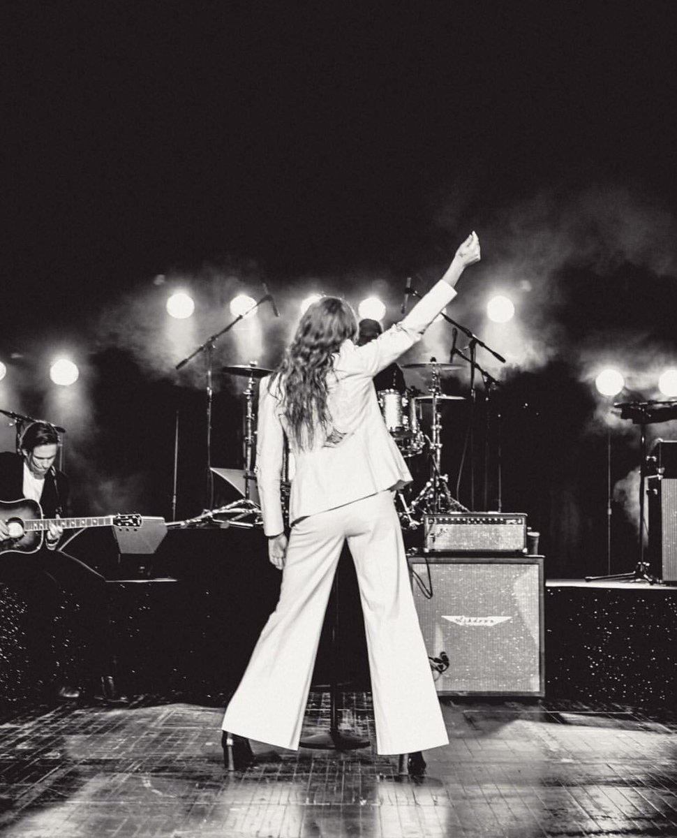 flowelchtumblr's tweet image. Florence Welch behind-the-scenes of the 'Third Eye' music video
(📸: instagram.com/emmabella_)