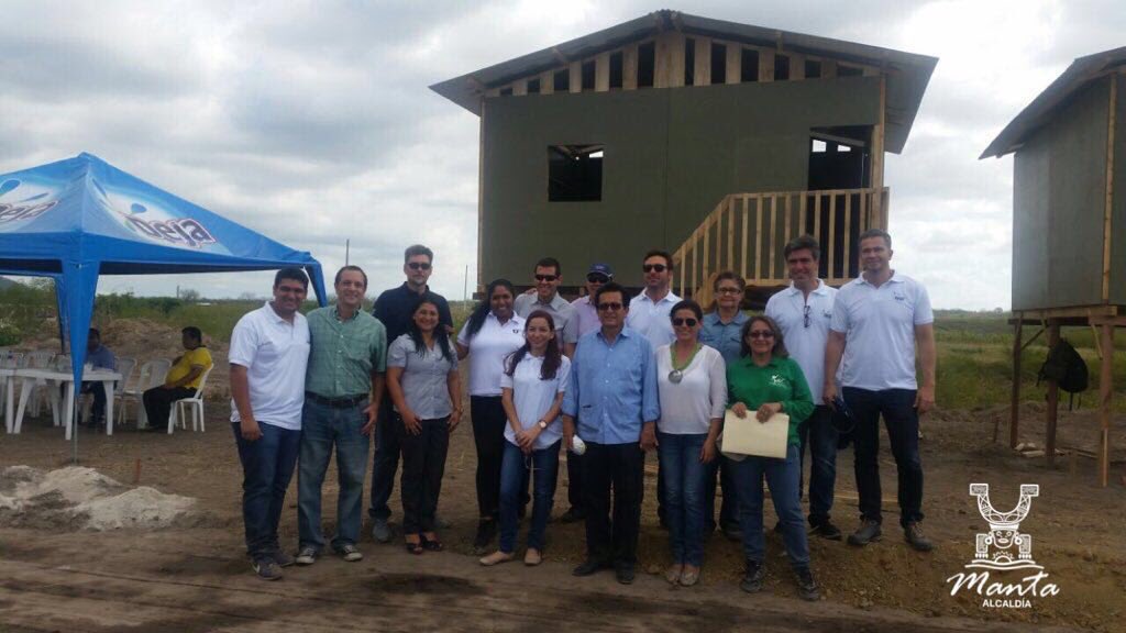 manta_alcaldia's tweet photo. Gracias a la marca #Deja en menos de 24 horas se levantaron 6 de las 55 casas donadas. #MantaSeLevanta https://t.co/OxJdeEtYyY