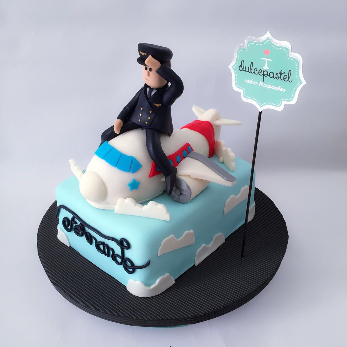 DulcePastell's tweet photo. Airplane with Pilot Cake โ๏ธ๐ซ๐ฌโ๏ธ #tortadeavion #tortadepiloto #airplanecake #pilotcake https://t.co/2CjmAto9fc