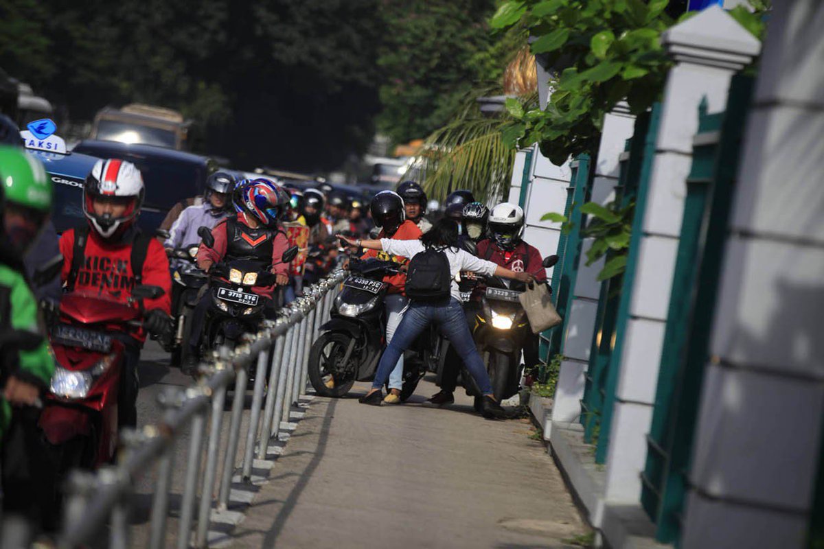 jakpost's tweet photo. Braveheart pedestrian Alfini keeps bikers off sidewalks, photos by our photographer https://t.co/p2r0qurJrM https://t.co/A1nx9qKEVI