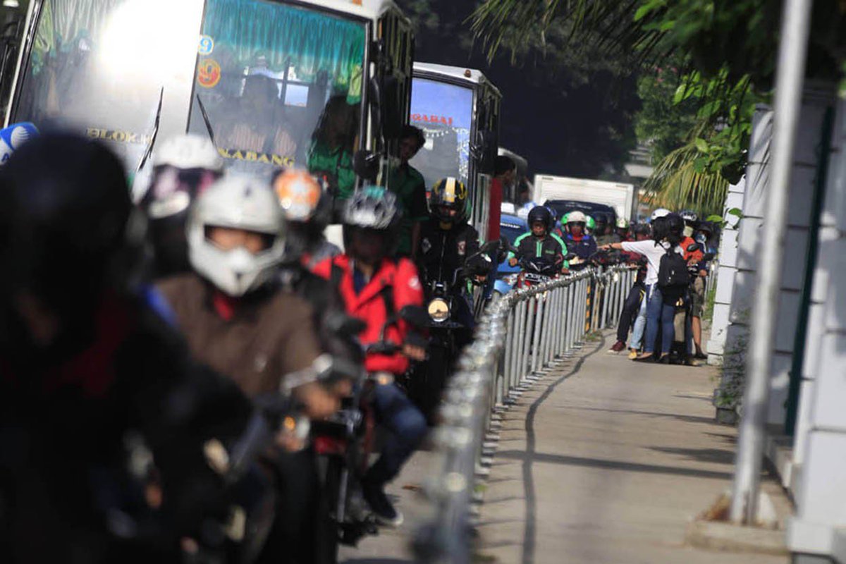 jakpost's tweet photo. Braveheart pedestrian Alfini keeps bikers off sidewalks, photos by our photographer https://t.co/p2r0qurJrM https://t.co/A1nx9qKEVI