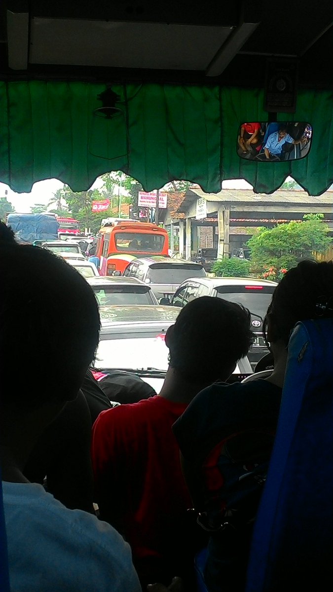 Kendaraan main trobos, ga ada petugas sama sekali. Macet parah. <a href="/PolresWonosobo/">Polres Wonosobo</a> brebes arah purwokerto.