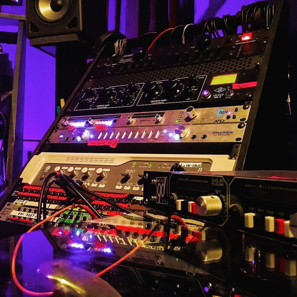 InnoPDX's tweet photo. Controls #Daking #api #universalaudio #studio #blues #tubes #knobs #vu #meters #gr #comp #apogee #protools #logicpr… https://t.co/75dYB7k3OS