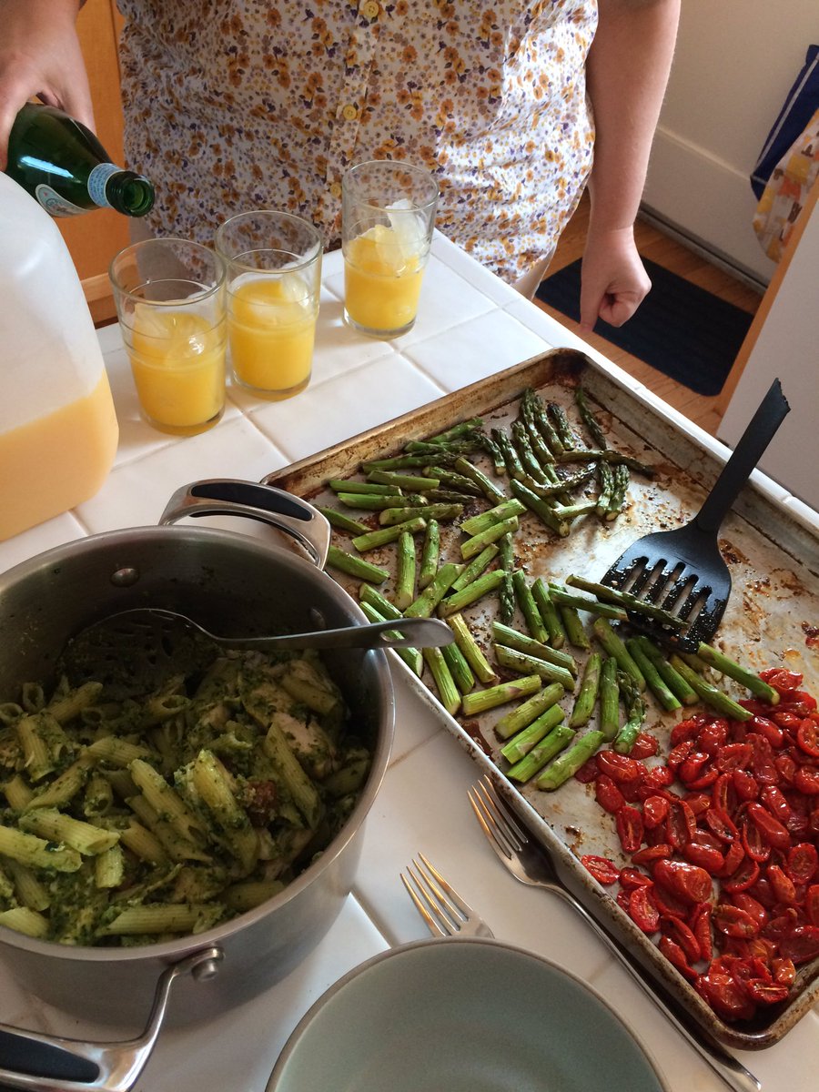 ry_kitchen's tweet photo. Homegrown parsley in homemade pesto w/pasta, roasted asparagus &amp; tomatoes—OJ spritzers too! @dhlundblad35 #latergram https://t.co/gcgZvoq7Un