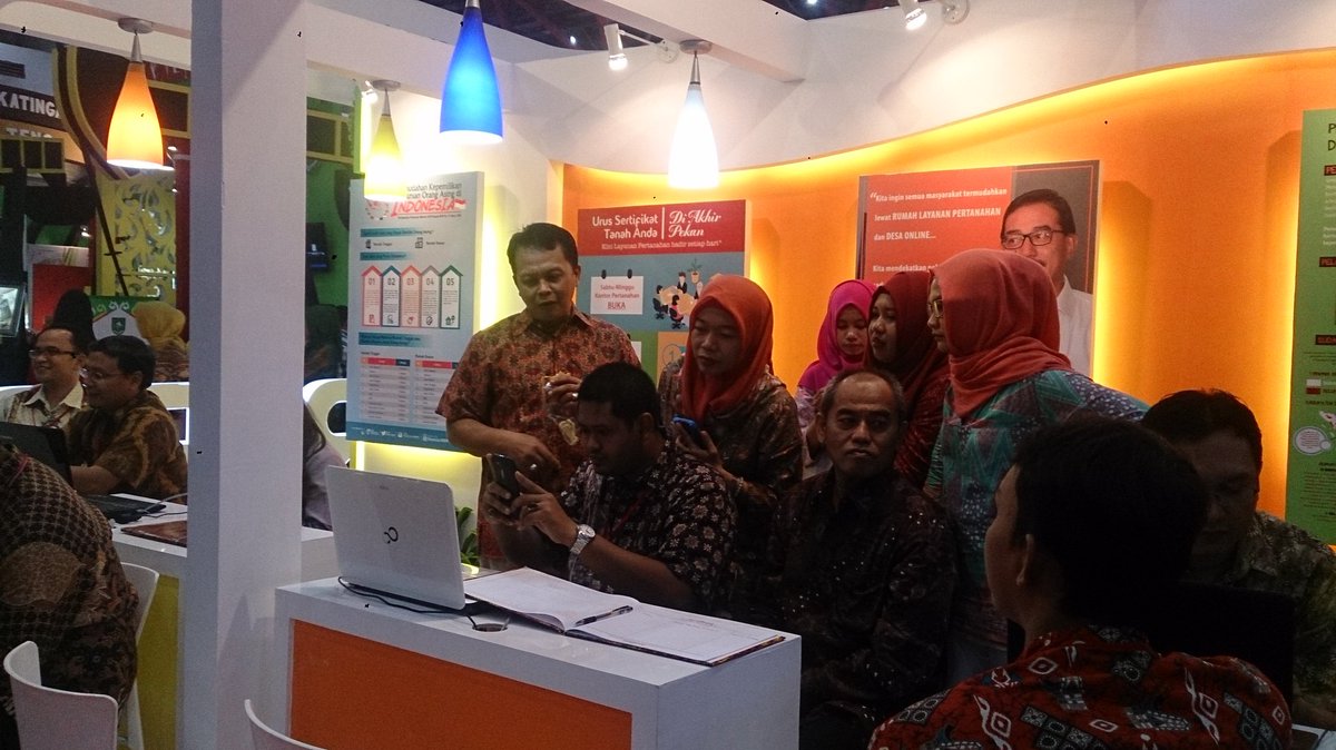 atr_bpn's tweet photo. Para petugas sdh siap menerima pengunjung di Pameran AITIS 2016, JIEXPO Kemayoran Jkt, 5-7 Mei #AitisATRBPN https://t.co/83IuLdvhLR