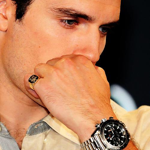 Печатка на мизинец мужская. На левой руке носить печатку. Красивое сочетание колец на руке. Мужское кольцо на мезинец. Кольцо гуфа на мизинце.