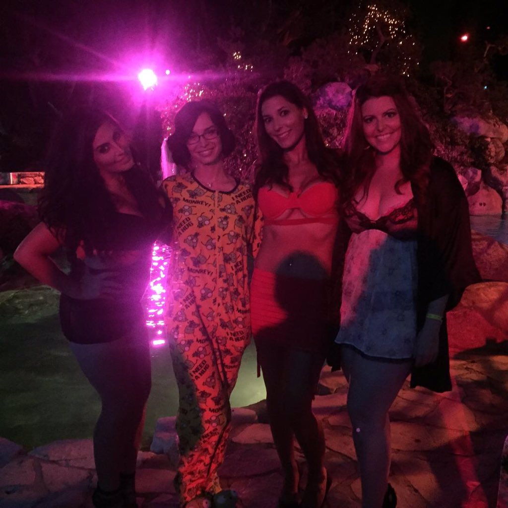MiFlwrQueen420's tweet photo. Happy Birthday to our #playmate cheerleader @PamelaHorton13 love the #troublemakers #msnd2015 https://t.co/tRRkWOcYVG