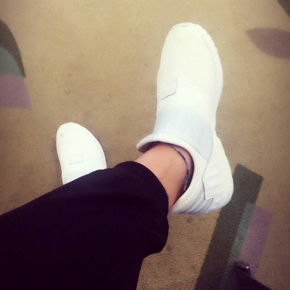 銀太 Snowy Underground お気に入りのadidasとwhite Mountaineeringのコラボスニーカーなんだけどオールホワイトだから汚れていく度にいちいち落ち込んでしまうまるでドラクエの毒の沼のようなお靴です ノw
