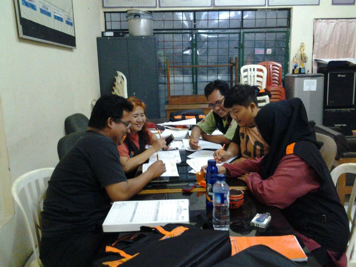 4 Mei 2016.Menutup malam dengan pemeriksaan dokumen,tetap tersenyum #pelaksanaanSE2016jakbar #sensusekonomi2016