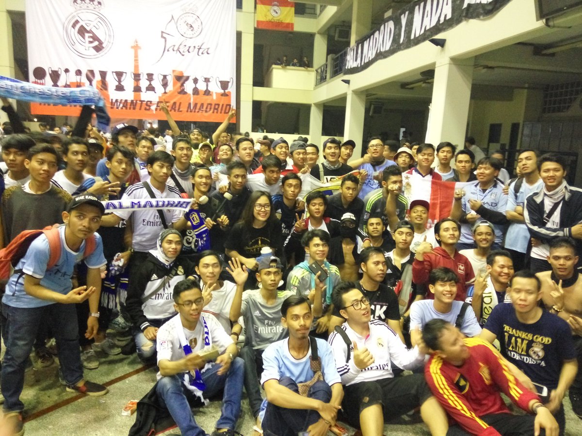 denisderian's tweet photo. ada ogut rt"@doniiedon Selesai nomad @Madrid_IndoJKT dan @MCSCI_JKT foto bareng mantap dah haha https://t.co/wGP3toBHP3