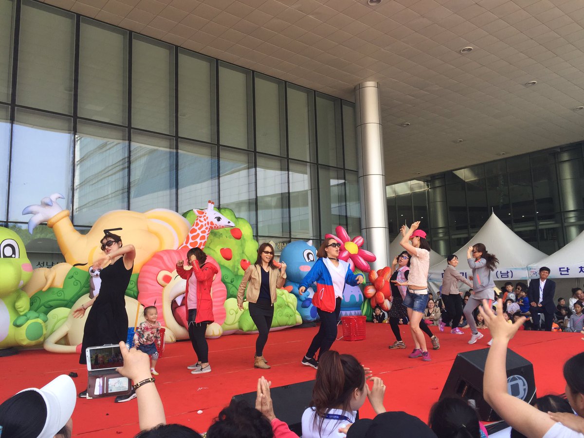 다양한 연령을 대상으로 신나는 레크레이션이 한창 진행되고 있답니다. 무대댄스로 더 더 흥겹네요^^