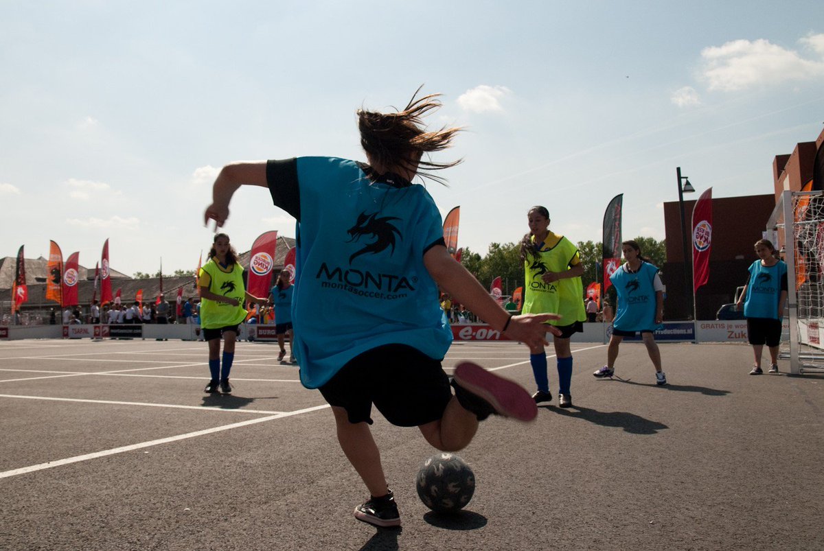 Stichting_SVBN's tweet photo. Het is zo ver! Vandaag vieren wij de vrijheid met de 'Nationale Straatvoetbaldag 2016'! #5mei #svbn #nohands https://t.co/IWJQ67SDp5