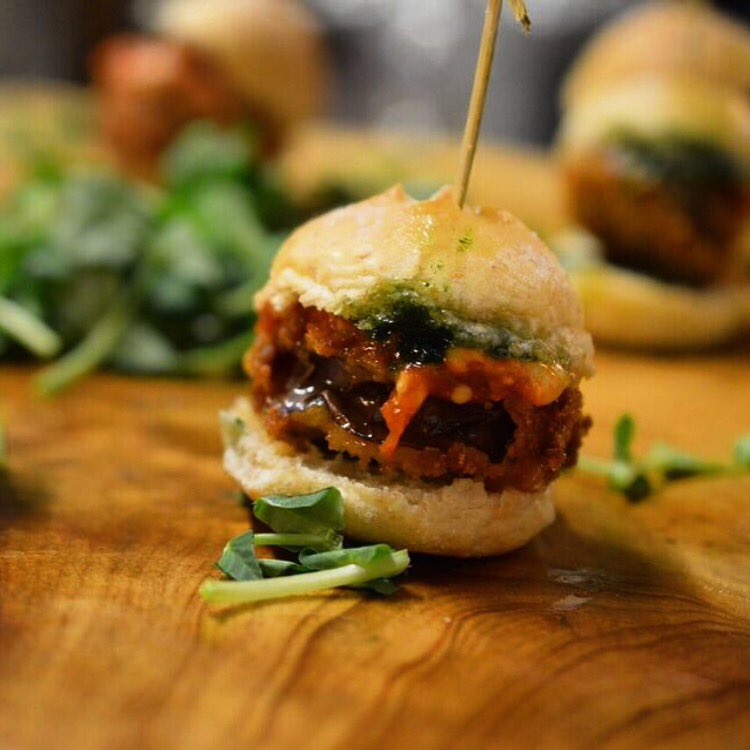 ellecuisineto's tweet photo. Crispy Eggplant Parmesan sandwich with San Marzano tomatoes, basil oil and mozzarella on a homemade bun. #getlit2016 https://t.co/PLAj81dzdy