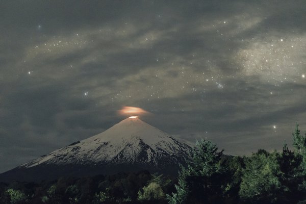 Temucodiario's tweet photo. Esta noche el volcán Villarrica  (Fotografía  Sergio Retamal Pino) https://t.co/4hlQbkCpHc