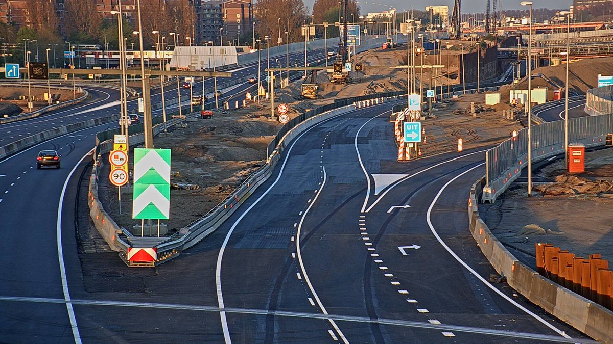 En klaar is de nieuwe situatie op de #A9. Verkeer maakt gebruik van de nieuwe inrichting. #Gaasperdammerweg