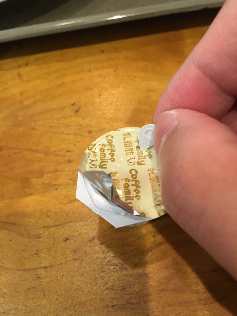 ボーナム ご存知の方もいらっしゃるかとは思うのですが コーヒーフレッシュを開ける前にあらかじめ蓋の先端のプラスチック で蓋に穴を開けておくとコーヒーフレッシュがはねるのを防止出来るのでおすすめです ボーナム ご存知の方もいらっしゃるかとは思うのですが コーヒーフレッシュを開ける前にあらかじめ蓋の先端のプラスチック で蓋に穴を開けておくとコーヒーフレッシュがはねるのを防止出来るのでおすすめです