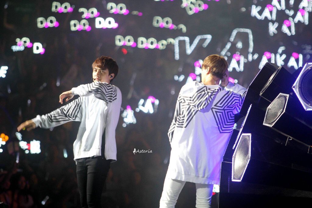 csnxs_'s tweet photo. ขนาดป้ายไฟข้างหลังยังเป็นสักขีพยานให้กับความรักของเราสอง #kaido #kaisoo https://t.co/PZ2DWvciSr