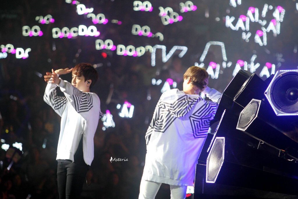 csnxs_'s tweet photo. ขนาดป้ายไฟข้างหลังยังเป็นสักขีพยานให้กับความรักของเราสอง #kaido #kaisoo https://t.co/PZ2DWvciSr