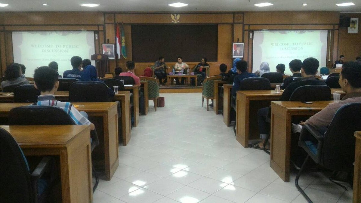 Public Discussion - "Yogyakarta : Kota Budaya atau Kota Bergaya?" sedang berlangsung di Gedung AR B lt.5