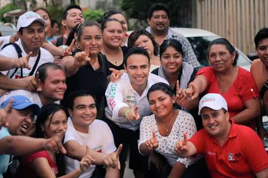 LupitaGuevara9's tweet photo. Hoy caminamos en Tulum con nuestro candidato @CarlosToledoM fue un gusto convivir con grandes amigos@Armando_Angulo https://t.co/YDyUZtti68