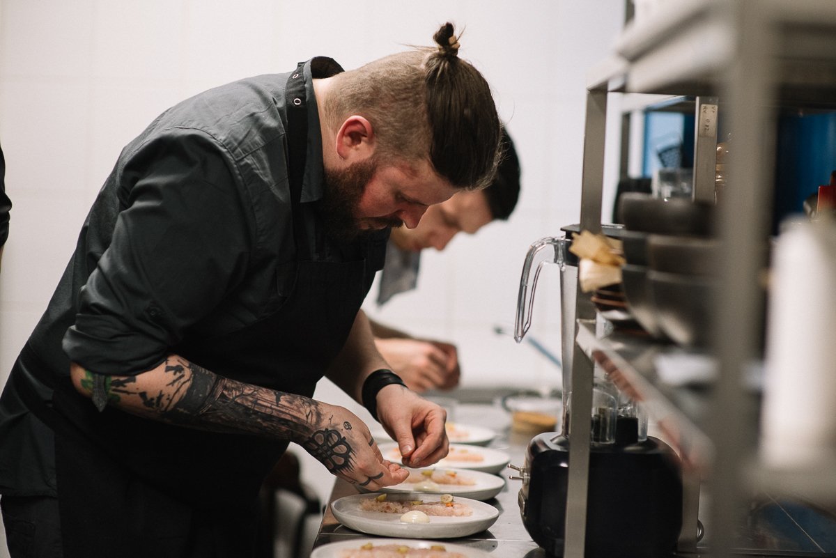 Ūsiņdienas tirdziņā  #ZEMESGARŠA meistarklasē no pl.12.00-14.00 <a href="/valmiermuiza/">Valmiermuižas alus</a> šefpavārs <a href="/dzimbojones/">Dzintars Kristovskis</a> gatavos kaņepes