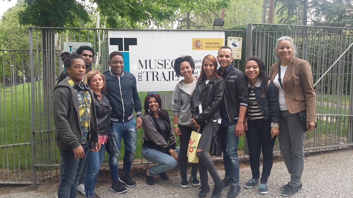 marisolalcala's tweet photo. Después de visitar ayer LOEWE los alumnos del Master Artesanía @eoi visitan hoy el Museo del Traje #craftdesigners https://t.co/yKLVhngVuw