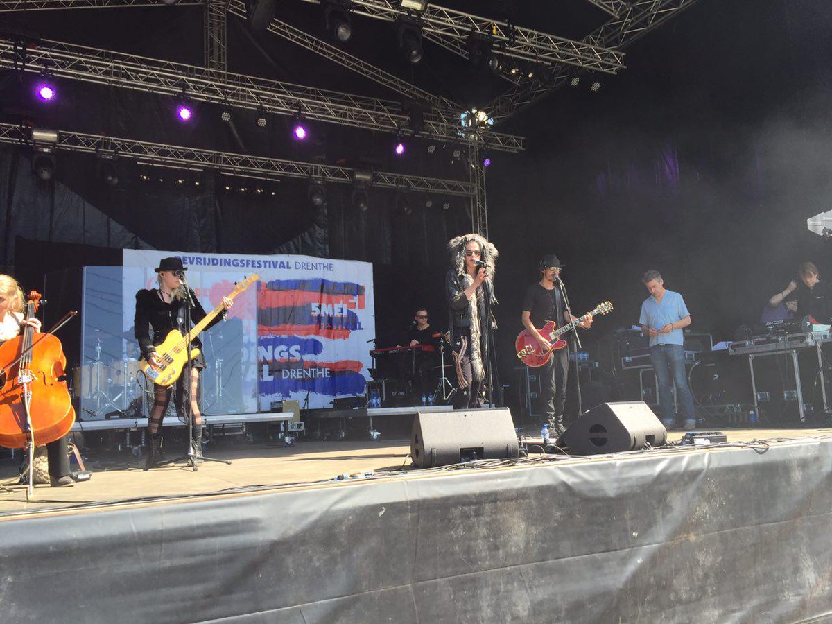 Kovacs is aan het inzingen in Assen voor het Bevrijdingsfestival