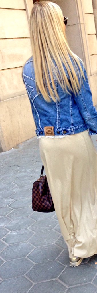 giulianna_R12's tweet photo. #streetstyle #denim #jacket #louisvuitton #bag #barcelona #spring #longskirt #blondehair #Fashiontobefree https://t.co/jbOEXW8CQJ