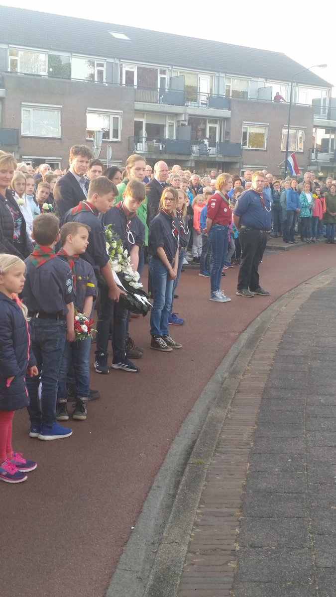 Trots op onze waterscouts, zeer netjes geholpen bij #dodenherdenkinghoogland. Erehaag en kranslegging.