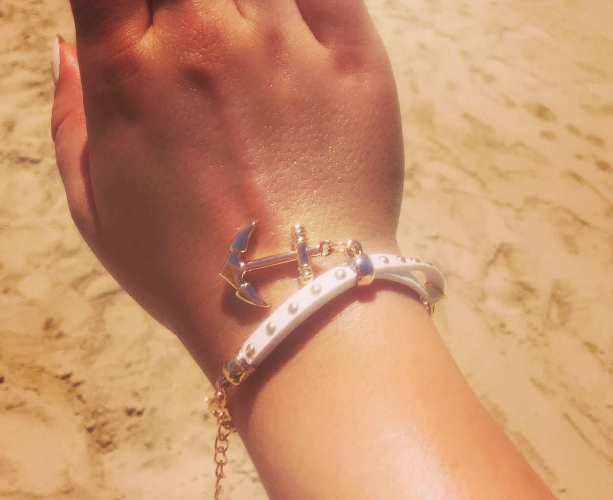 ChicRiviera's tweet photo. Sandy toes + Anchor bracelet ☀️⚓️ Shop now, link in bio 💦

#fashion #style #onlineshop #gold #jewellery #bracelet https://t.co/qutTjX9kIN