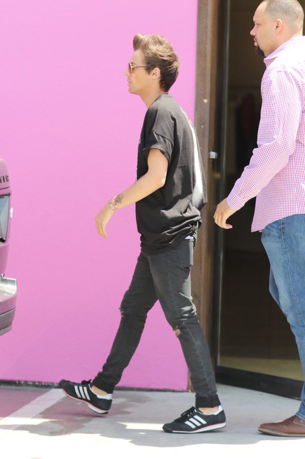 _BestOfLouis_'s tweet photo. Louis and Lou T in LA #1 https://t.co/qs8nC8sPGP