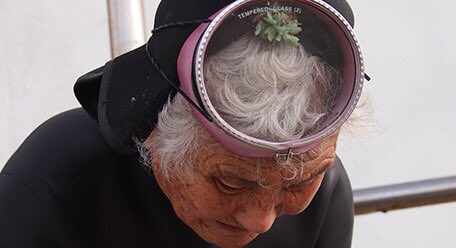 우도 해녀들의 삶을 다룬 다큐 [물숨]. 쑥과 치약으로 수경을 닦으면 김이 안낀다고.네이버 영화 사진을 구경하다가 할머니 수경에 작은 쑥조각이...