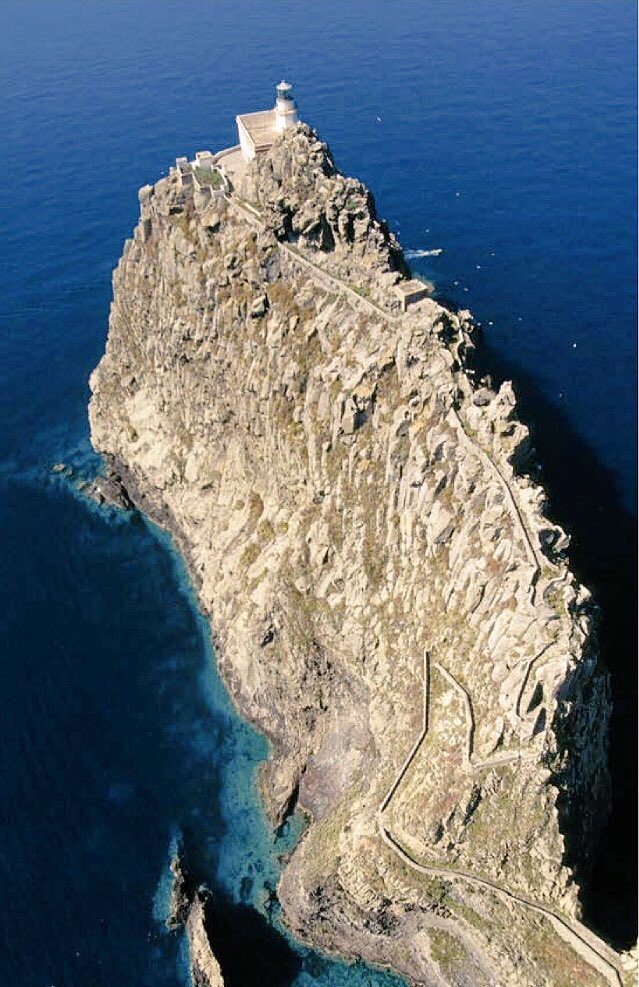 #inMezzoA al mare.. vi ricordate questo posto? Sapete dove è e in che film italiano appare? #AlFaro