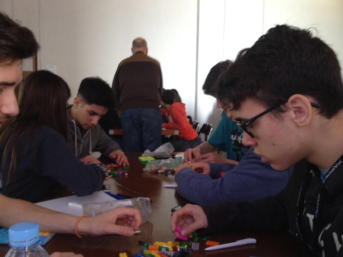 MerceFito's tweet image. Arrancamos con Lego Serius Play todos a crear con las manos #DesafioEmprende