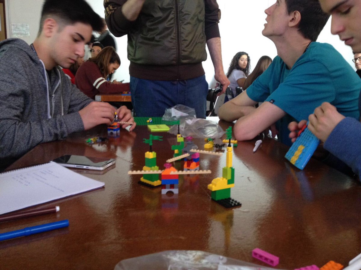 MerceFito's tweet image. Arrancamos con Lego Serius Play todos a crear con las manos #DesafioEmprende