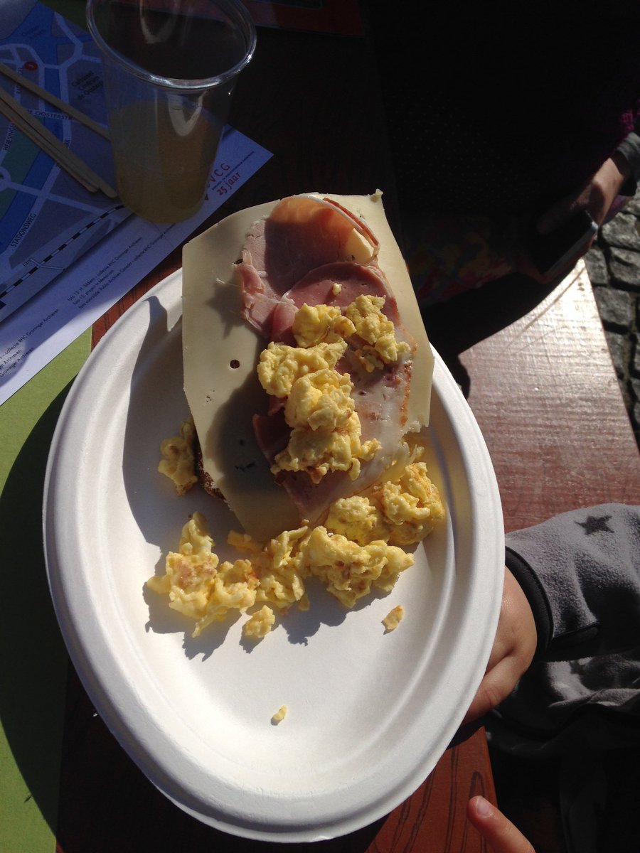 Drie dubbelfeest op bevrijdingsontbijt. Vrijheid, zon en gezamenlijk ontbijt. <a href="/Smaak_vhNoorden/">De Smaak v/h Noorden</a>